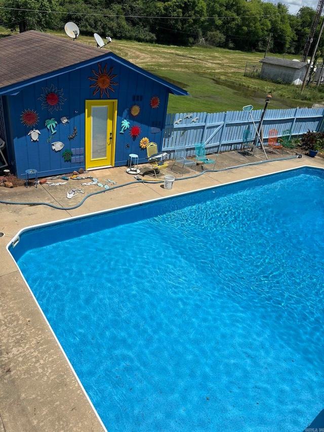 view of swimming pool