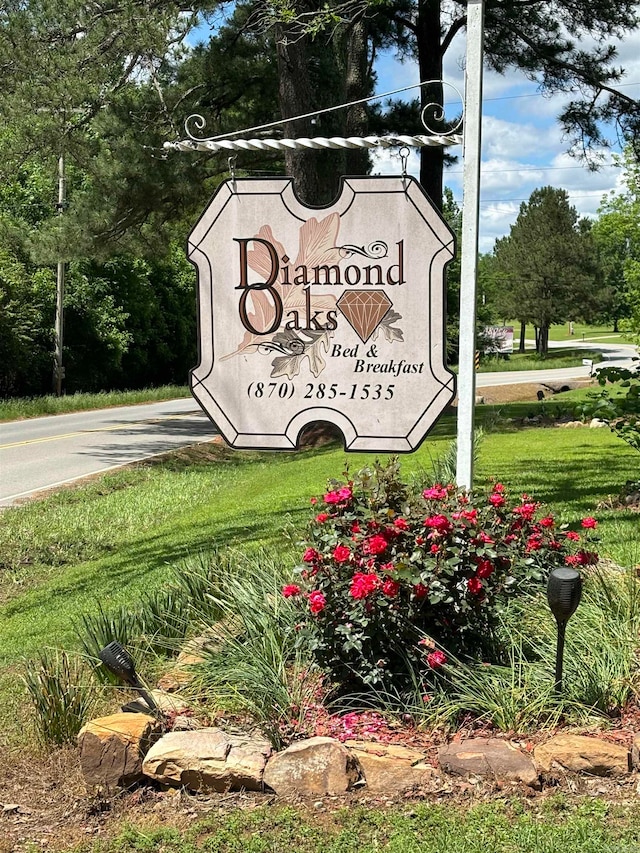 community sign with a yard