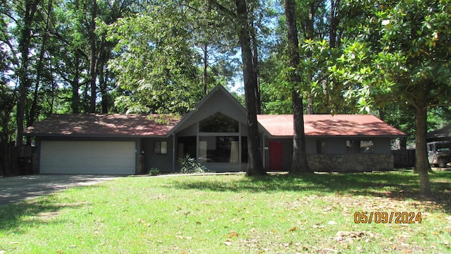 ranch-style home featuring a front lawn and a garage