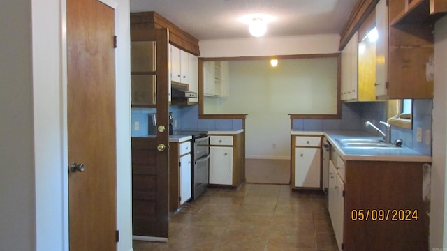 kitchen featuring tasteful backsplash, stainless steel electric stove, tile flooring, and sink