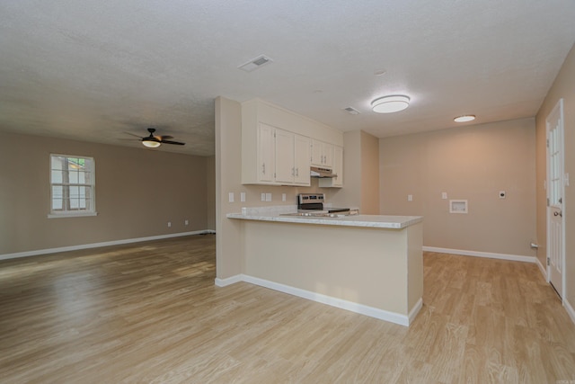 kitchen featuring light hardwood / wood-style floors, stove, white cabinets, kitchen peninsula, and ceiling fan