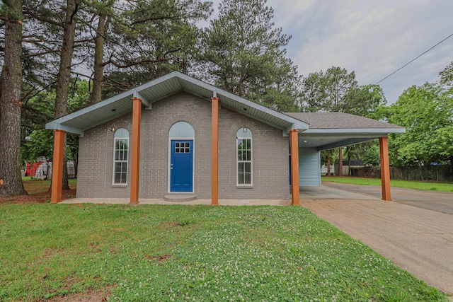 view of front of property with a front lawn and a carport