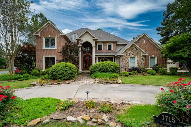 view of front facade featuring a garage and a front yard