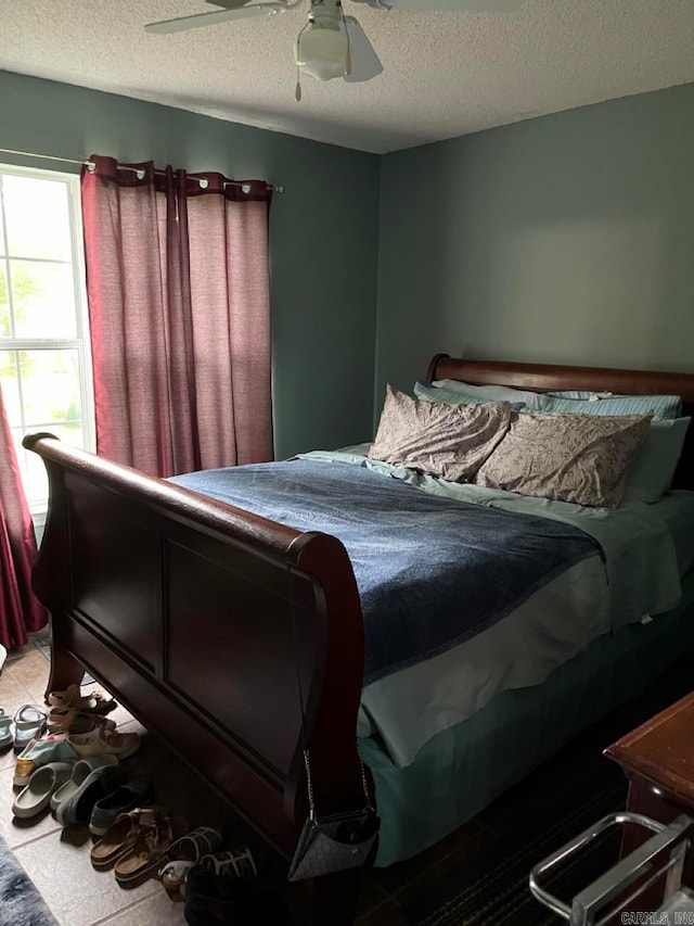 bedroom featuring ceiling fan and a textured ceiling