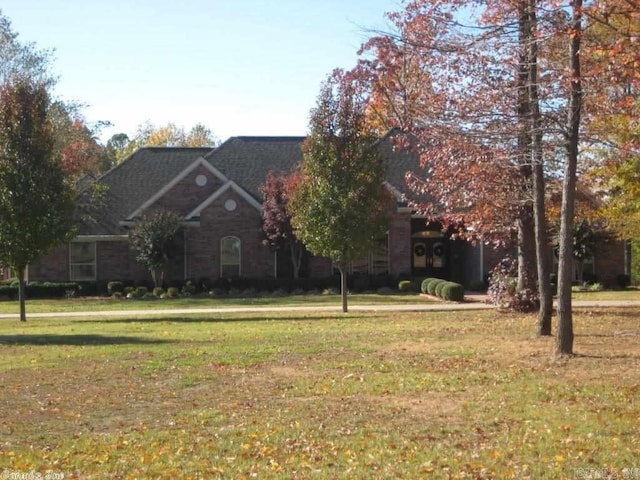 view of front facade featuring a front lawn