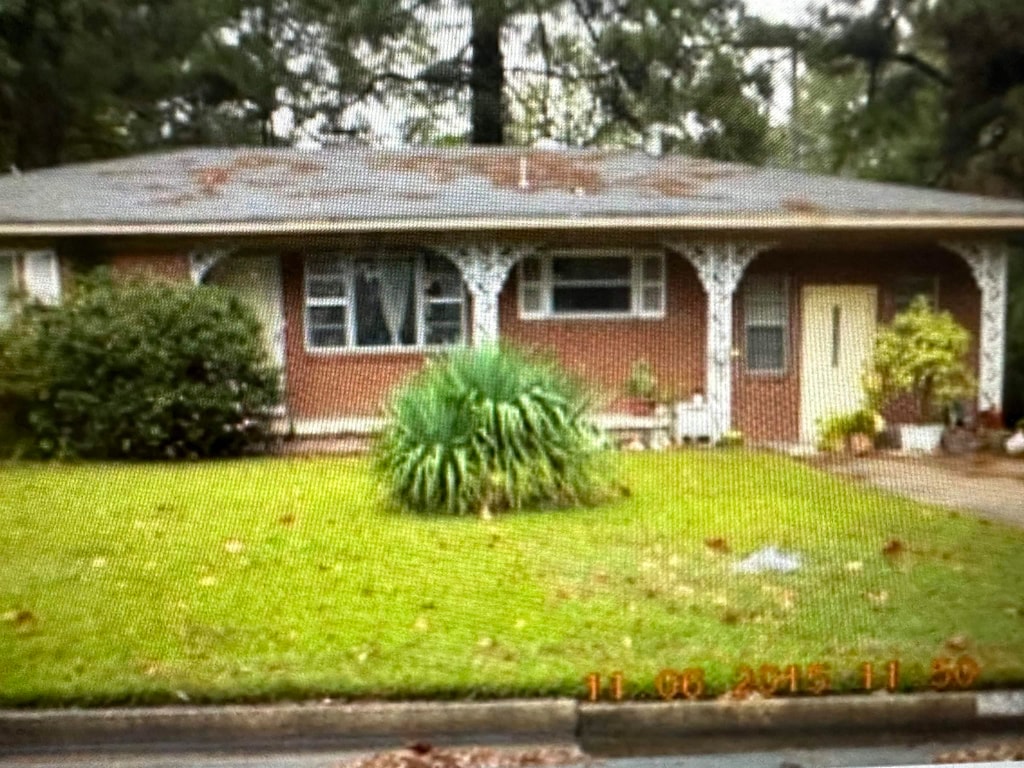 ranch-style home with a front yard