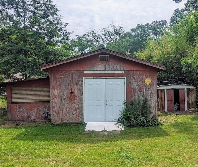 view of outdoor structure with a yard