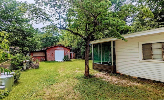 view of yard featuring an outbuilding