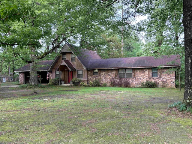 view of front of house featuring a front yard