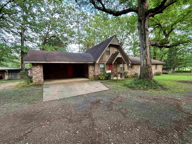 view of front facade featuring a carport