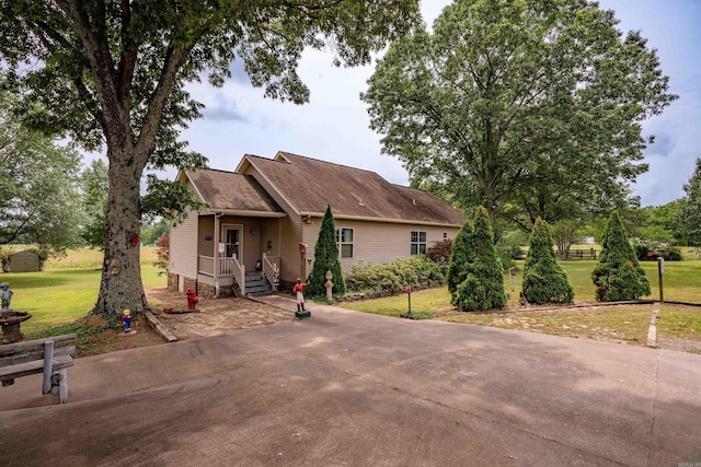 view of front of property featuring a front yard and a porch