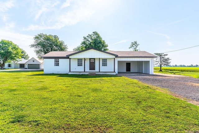 single story home with a front lawn