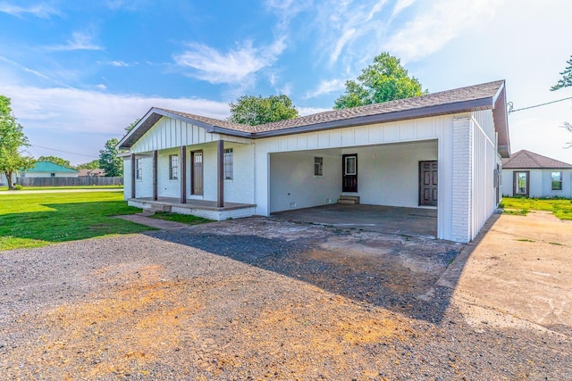 view of front of house featuring a garage and a front yard