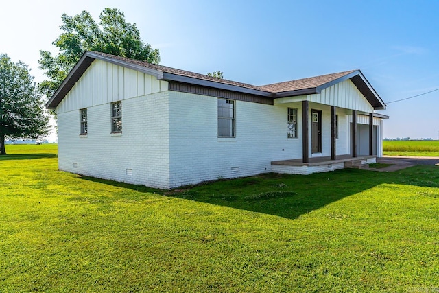 view of front of house featuring a front lawn