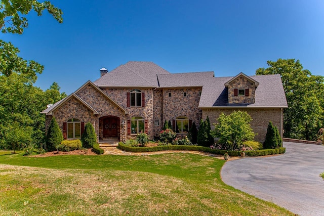 view of front of property with a front yard