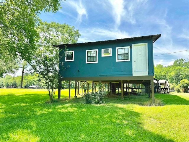 view of front of house featuring a front lawn