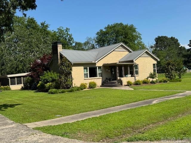 ranch-style home with a front lawn