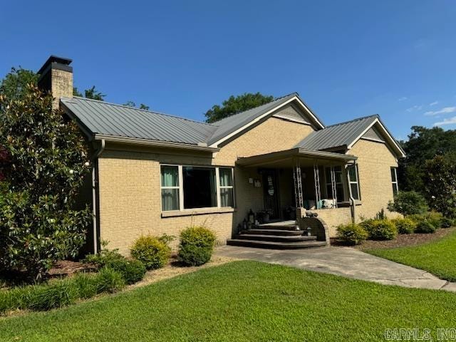 single story home with a front yard