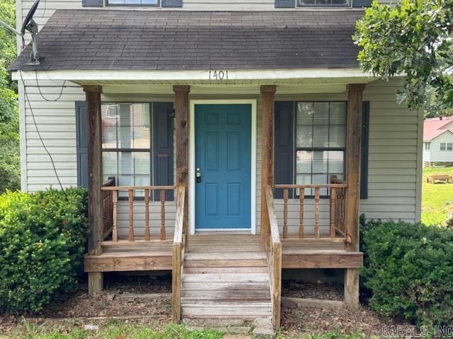 entrance to property featuring a porch