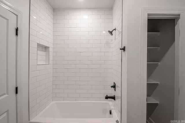 bathroom with tiled shower / bath