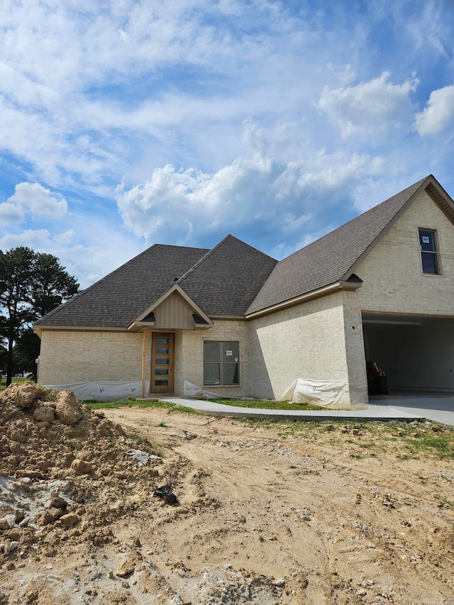 view of front of property featuring a garage