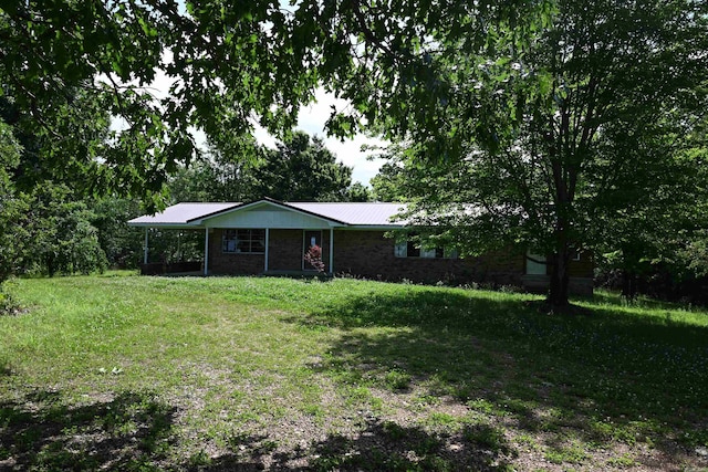 view of front facade with a front lawn