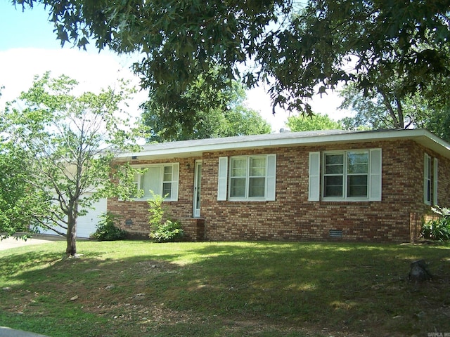 ranch-style house featuring a front yard