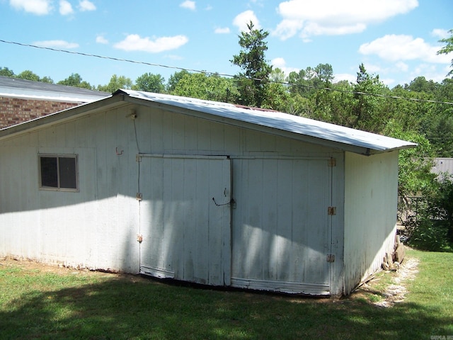 view of outdoor structure with a yard