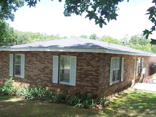 view of front of property with a front yard