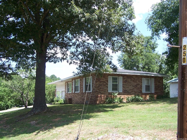 single story home with a front lawn