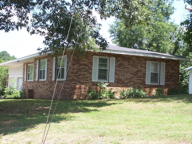 view of front of property with a front lawn