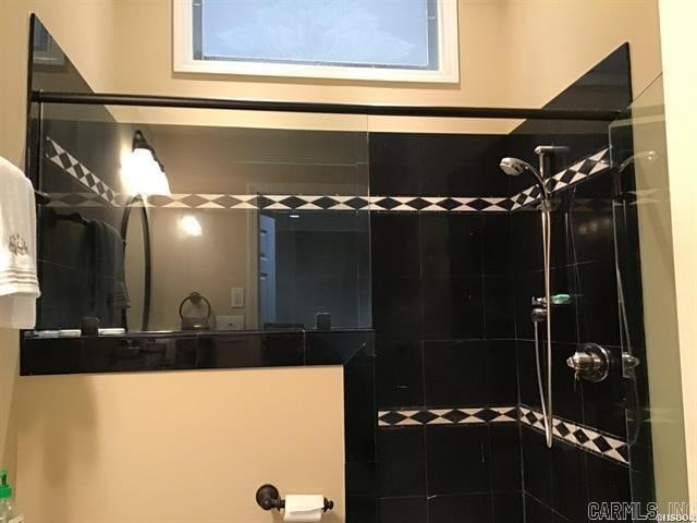 bathroom featuring a tile shower