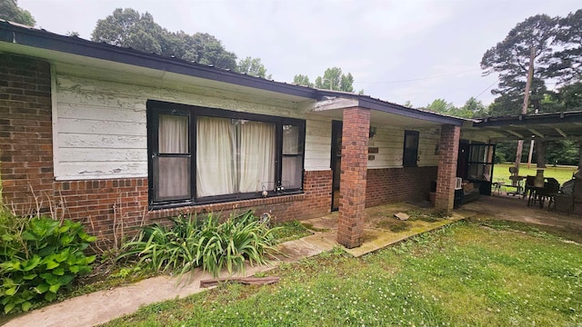 exterior space featuring a front yard