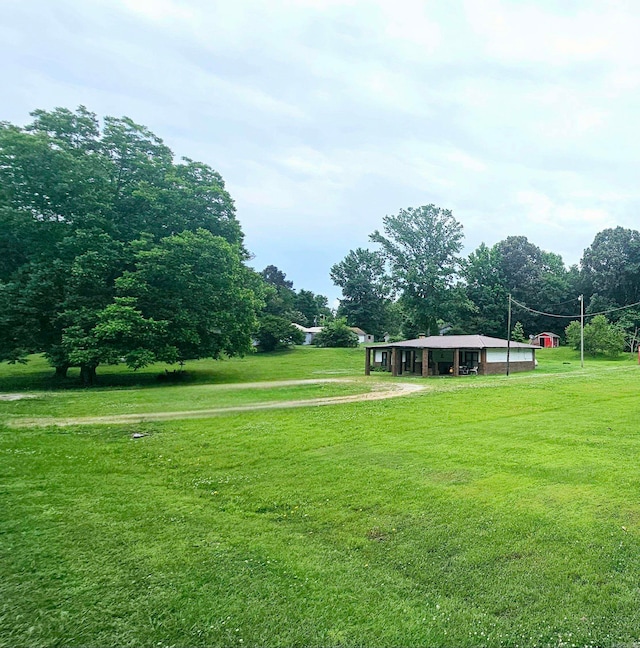 view of property's community featuring a lawn