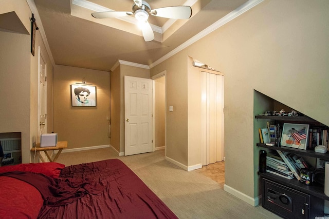 carpeted bedroom with a raised ceiling, a barn door, crown molding, and ceiling fan