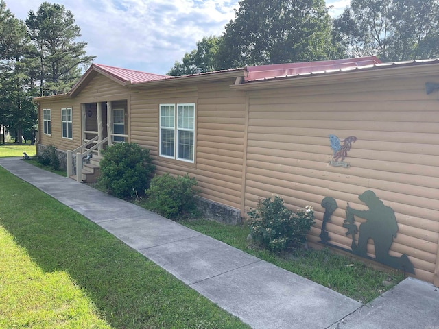 view of side of property featuring a lawn