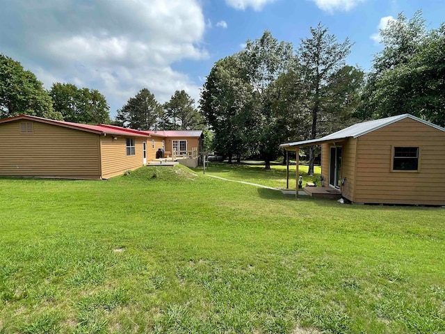 view of yard with an outdoor structure