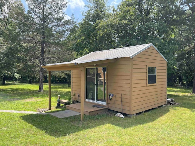 view of shed / structure featuring a lawn