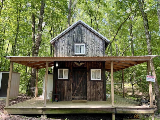 view of outbuilding