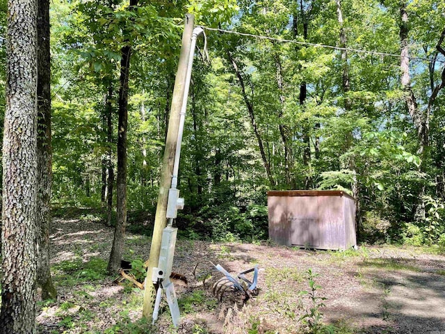 view of yard featuring a shed