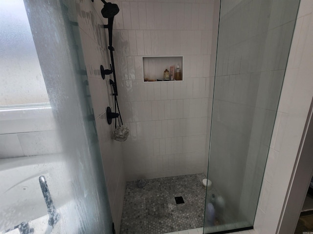 bathroom featuring a tile shower