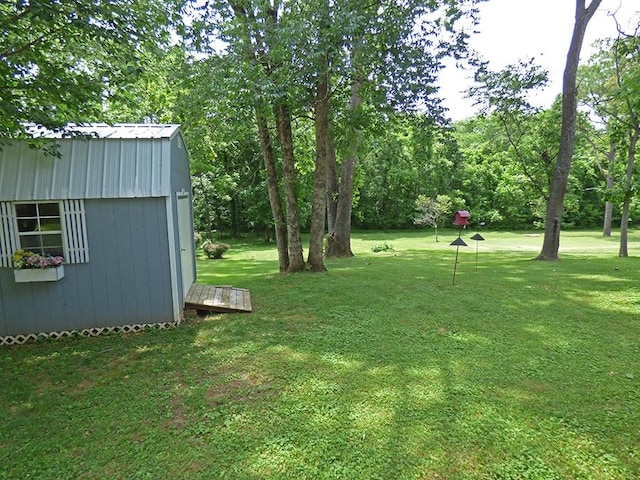 view of yard featuring a storage shed