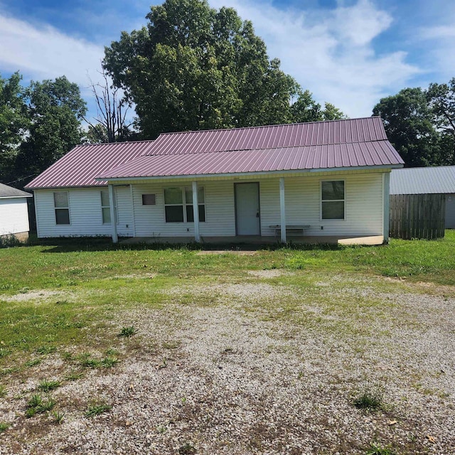 view of front of house with a front lawn