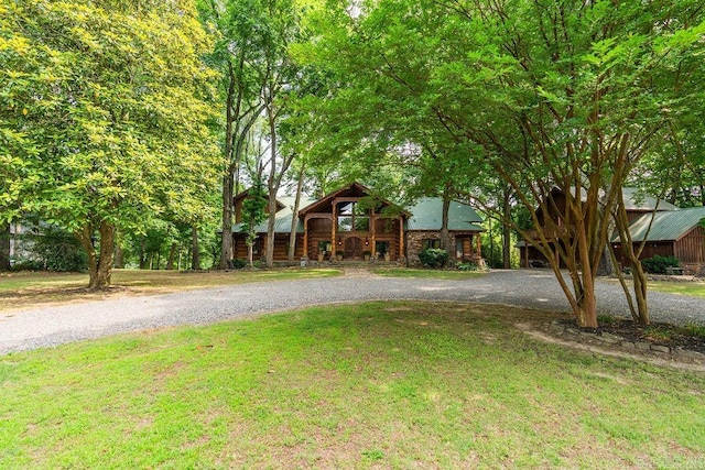 view of front facade featuring a front lawn