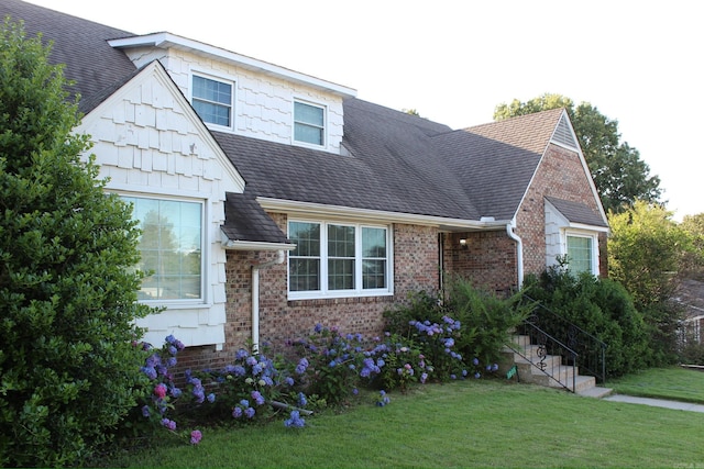 view of front of house with a front lawn