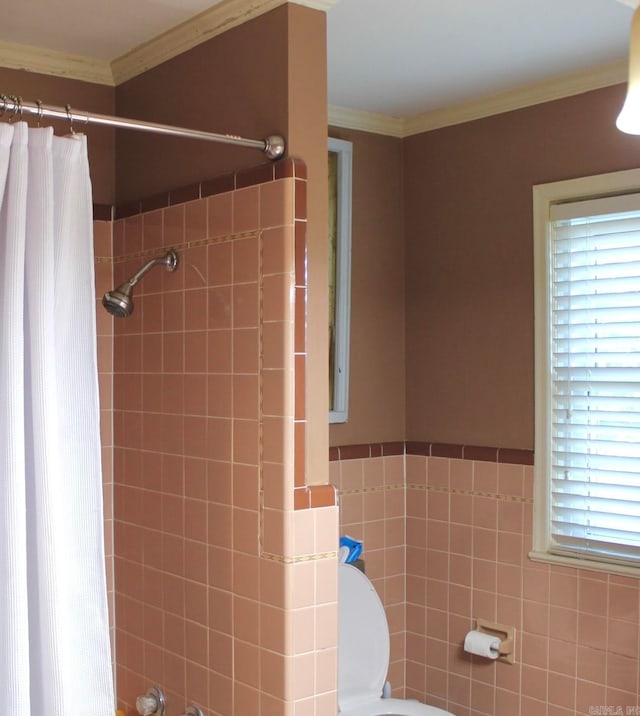 bathroom featuring crown molding, a wealth of natural light, toilet, and tile walls