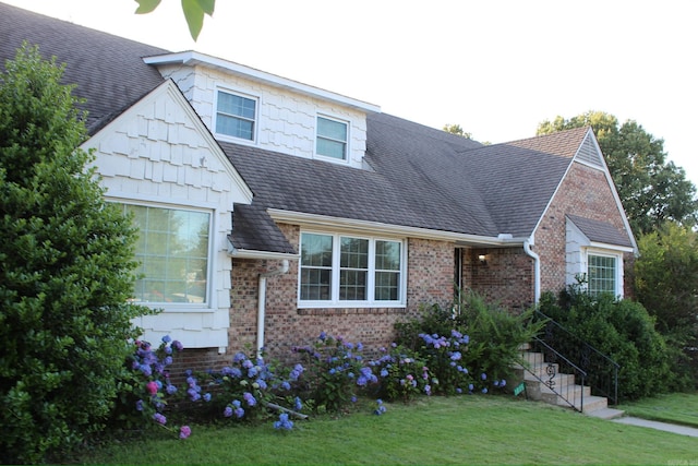 view of front of property with a front lawn