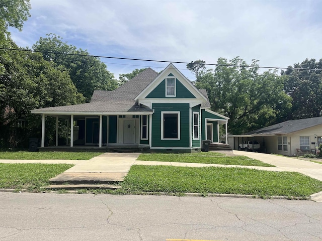 view of front facade with a front yard