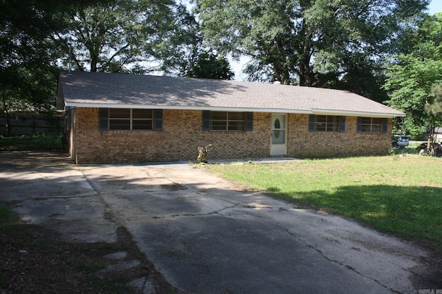 single story home with a front yard