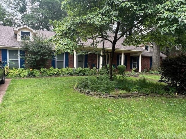 view of front of house featuring a front lawn